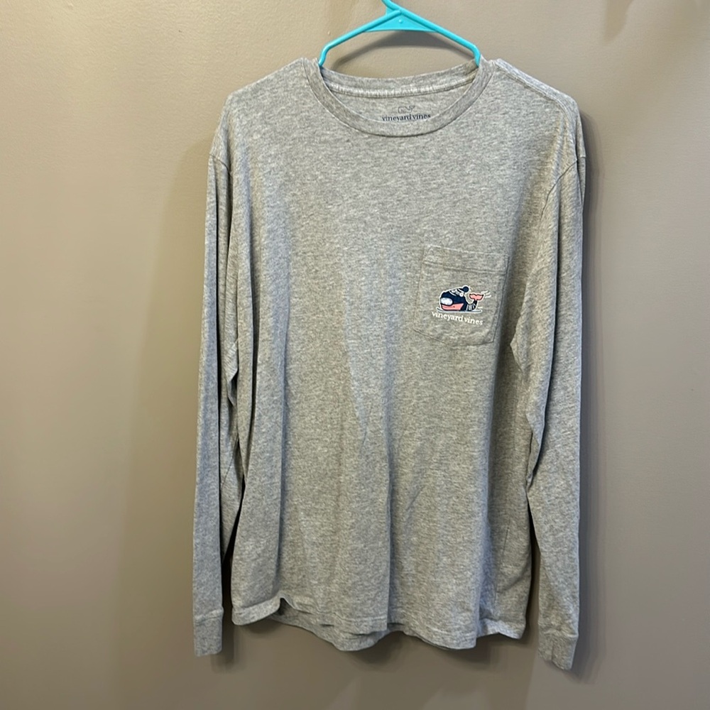 Men’s long sleeve vineyard vines t shirt. Size medium
